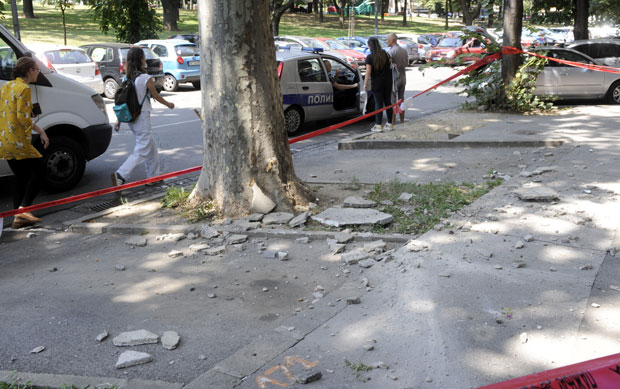 НАПЛАЋУЈУ ИМ ОДГОВОРНОСТ: Станари подигли узбуну због трошне фасаде па им стигао рачун 